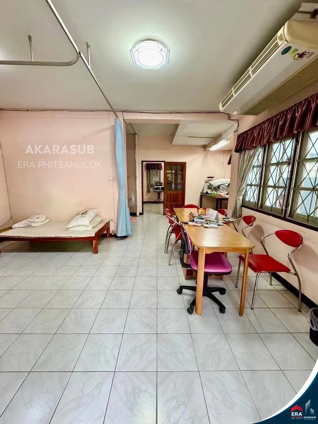 บ้านในเมือง พื้นที่ใหญ่ เดินทางสะดวก ใกล้ถนนหลัก รูปที่ 4