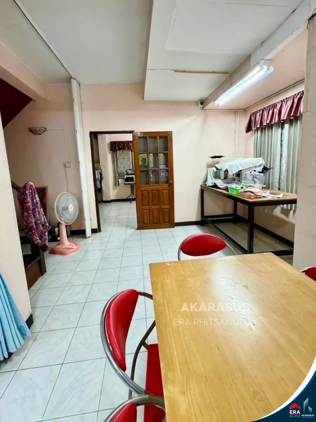 บ้านในเมือง พื้นที่ใหญ่ เดินทางสะดวก ใกล้ถนนหลัก รูปที่ 5